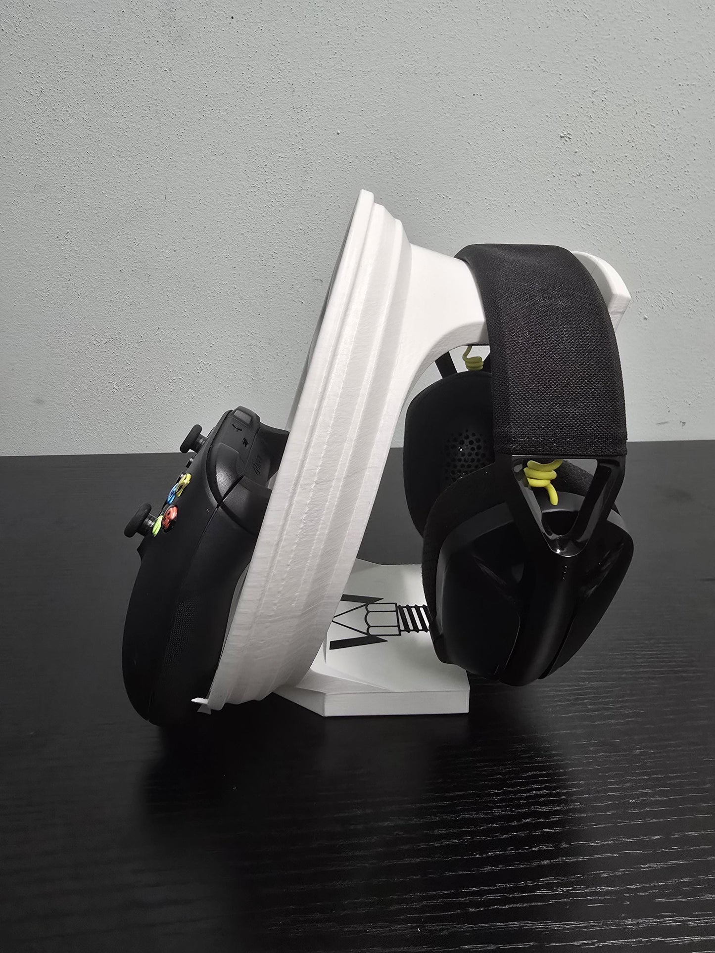 Neuspeed RSe102 Style Headset and Controller Stand